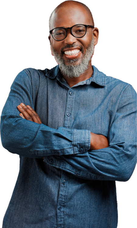 Homem negro sorrindo com braços cruzados